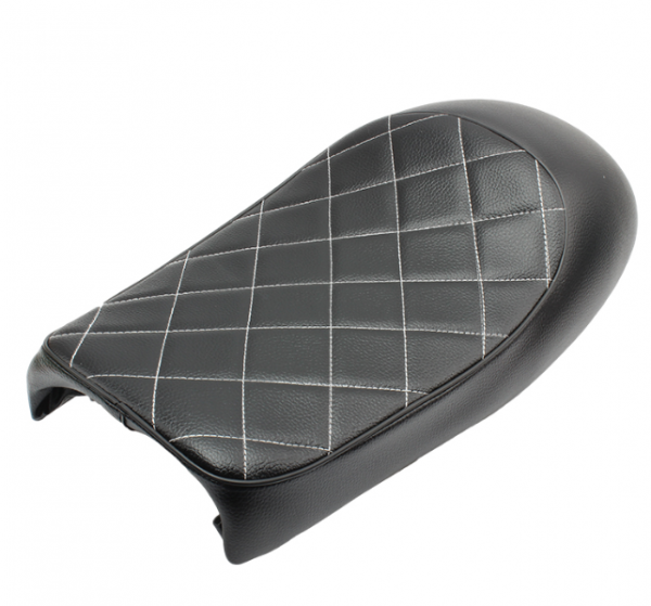 Jok motor dengan pola kotak-kotak bergaya retro